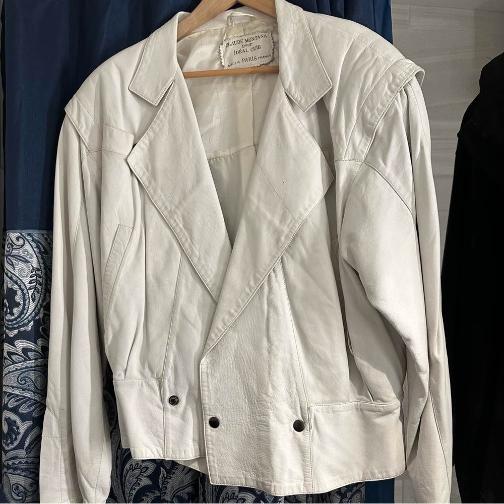White Blazer with Wide Lapel and Structured Shoulders